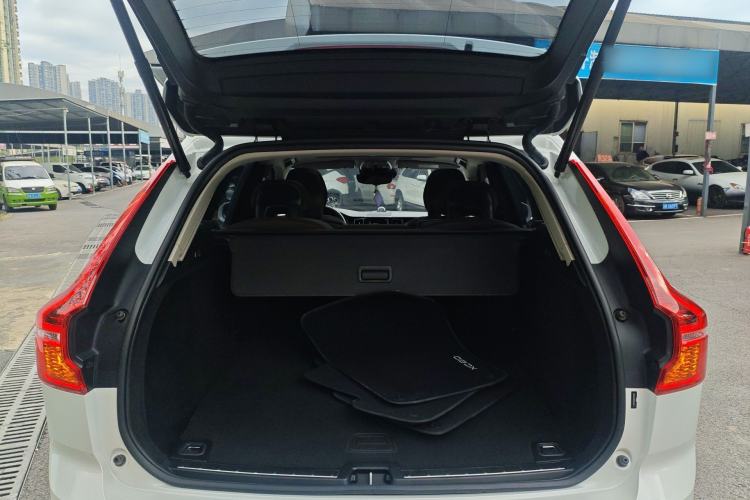 Used Volvo XC60 New Energy 2019 T8 E-Drive Hybrid Prestige Luxury Version China V Standard Trunk