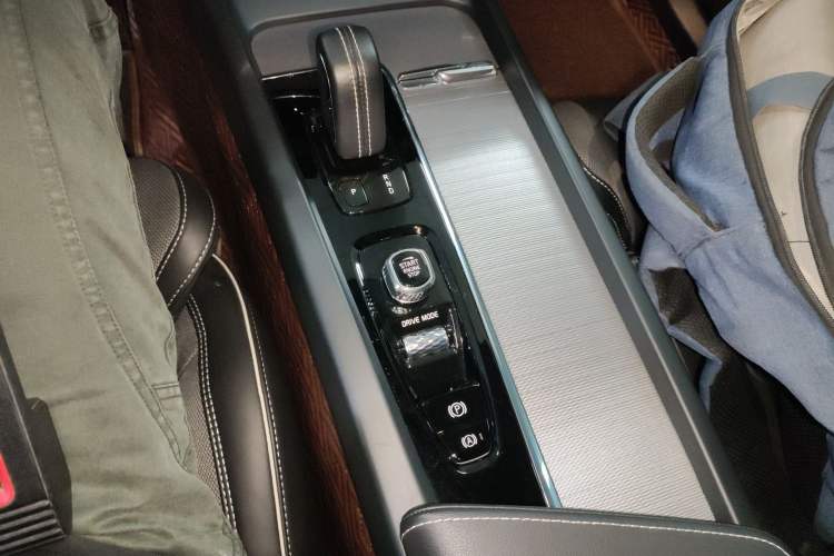 Used Volvo XC60 New Energy 2020 T8 eDrive Hybrid – Smart & Sporty Edition Gear Lever