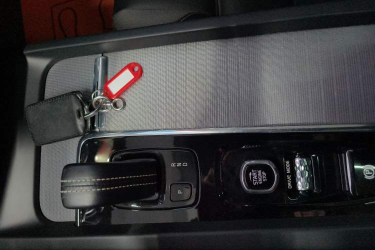 Used Volvo XC60 New Energy 2020 T8 eDrive Hybrid – Smart & Sporty Edition Gear Lever