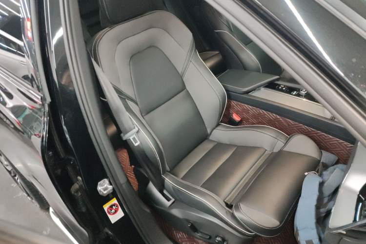 Used Volvo XC60 New Energy 2020 T8 eDrive Hybrid – Smart & Sporty Edition Right Front Seat
