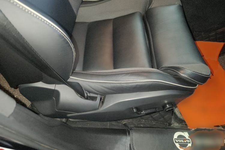Used Volvo XC60 New Energy 2020 T8 eDrive Hybrid – Smart & Sporty Edition Right Front Seat