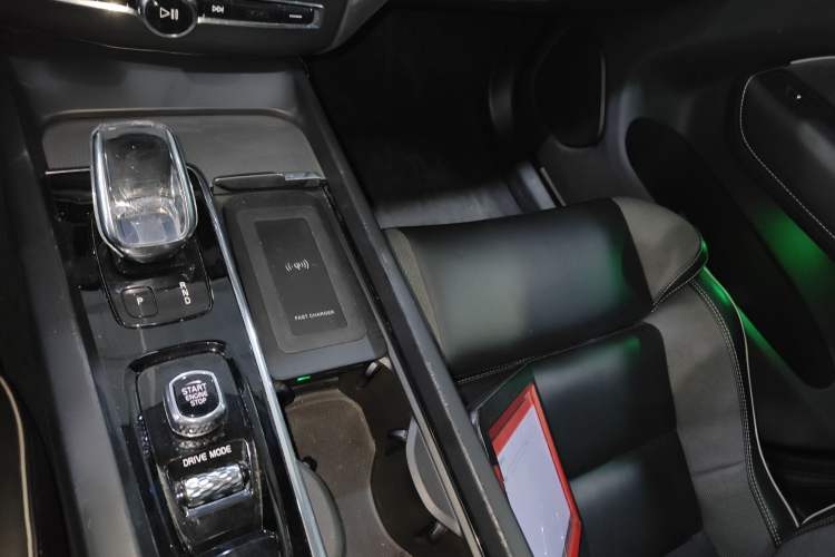 Used Volvo XC60 New Energy 2020 T8 eDrive Hybrid – Smart & Sporty Edition Gear Lever