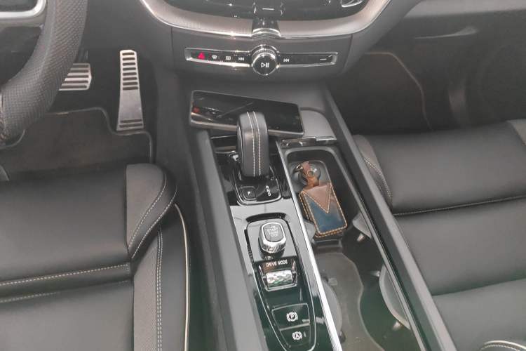 Used Volvo XC60 New Energy 2020 T8 eDrive Hybrid – Smart & Sporty Edition Gear Lever