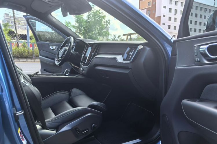 Used Volvo XC60 New Energy 2020 T8 eDrive Hybrid – Smart & Sporty Edition Interior 3