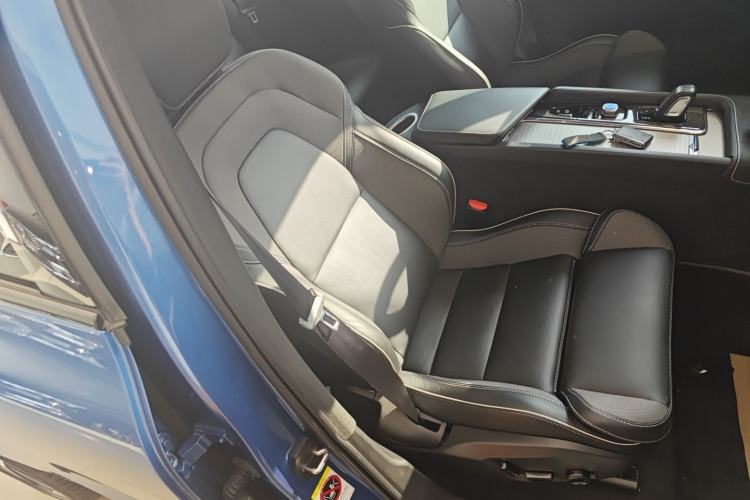 Used Volvo XC60 New Energy 2020 T8 eDrive Hybrid – Smart & Sporty Edition Right Front Seat