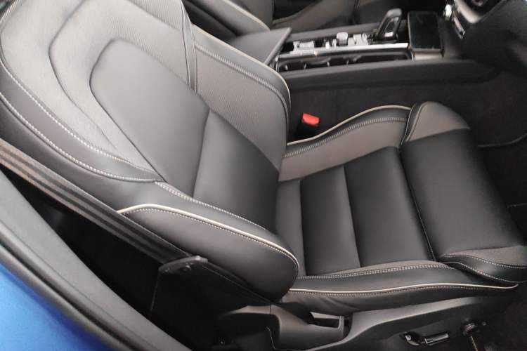 Used Volvo XC60 New Energy 2020 T8 eDrive Hybrid – Smart & Sporty Edition Right Front Seat