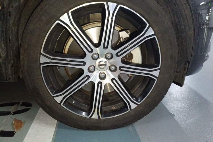 Used Volvo XC60 New Energy 2020 T8 eDrive Hybrid Luxury Edition Right Front Wheel Hub