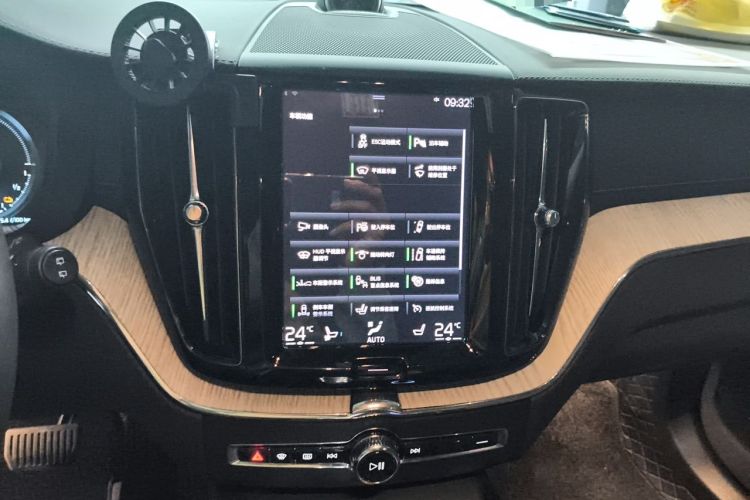 Used Volvo XC60 New Energy 2020 T8 eDrive Hybrid Luxury Edition Audio And AC Panel