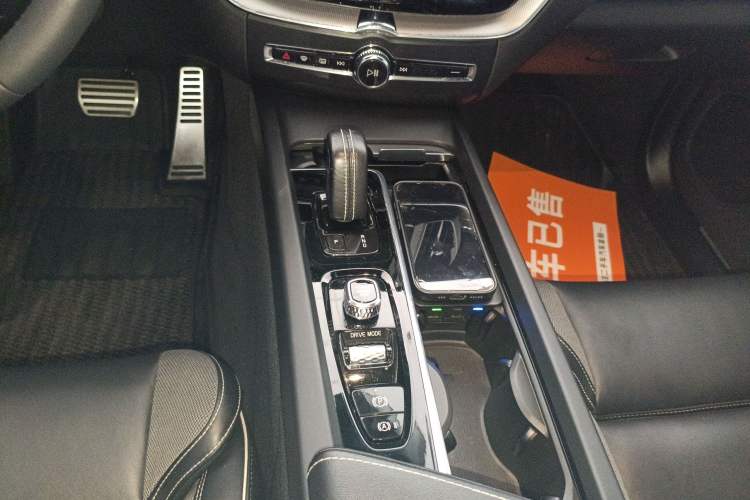 Used Volvo XC60 New Energy 2020 T8 eDrive Hybrid – Smart & Sporty Edition Gear Lever