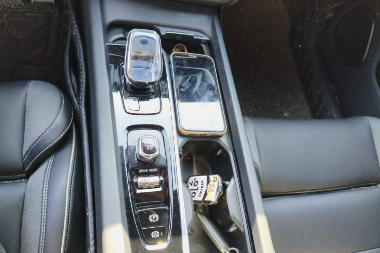 Used Volvo XC60 New Energy 2020 T8 eDrive Hybrid – Smart & Sporty Edition Gear Lever