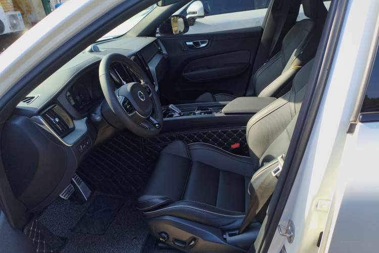 Used Volvo XC60 New Energy 2020 T8 eDrive Hybrid – Smart & Sporty Edition Left Front Seat
