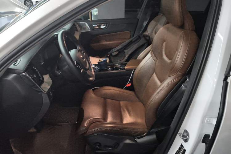 Used Volvo XC60 New Energy 2020 T8 eDrive Hybrid Luxury Edition Left Front Seat