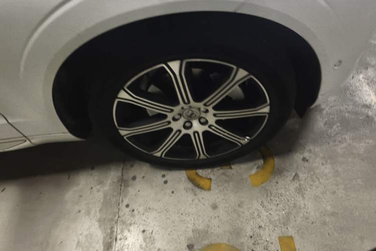 Used Volvo XC60 New Energy 2020 T8 eDrive Hybrid Luxury Edition Right Front Wheel Hub