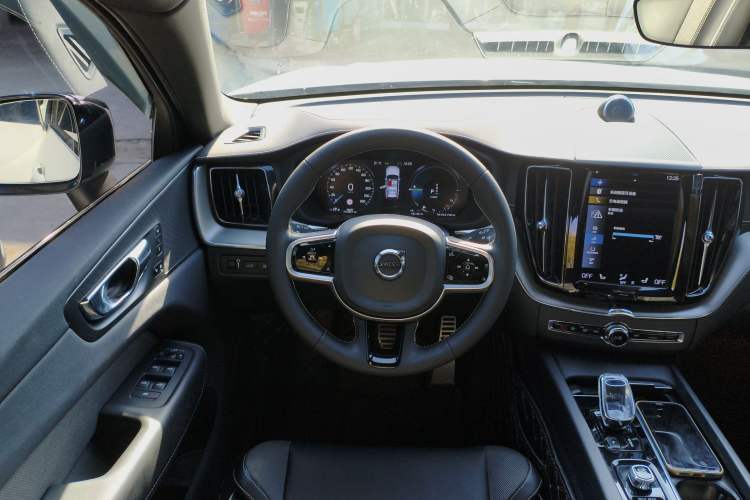 Used Volvo XC60 New Energy 2020 T8 eDrive Hybrid – Smart & Sporty Edition Steering Wheel
