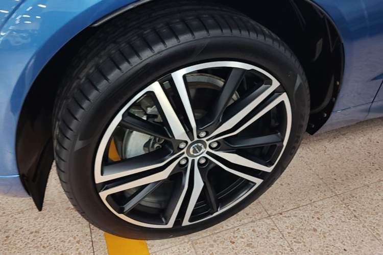 Used Volvo XC60 New Energy 2021 T8 E-Drive Hybrid Smart & Dynamic Edition Left Front Wheel Hub
