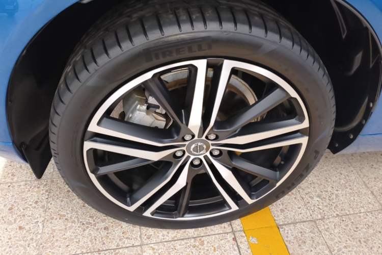 Used Volvo XC60 New Energy 2021 T8 E-Drive Hybrid Smart & Dynamic Edition Left Front Wheel Hub