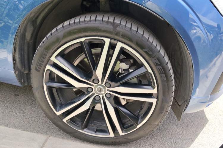 Used Volvo XC60 New Energy 2021 T8 E-Drive Hybrid Smart & Dynamic Edition Right Front Wheel Hub