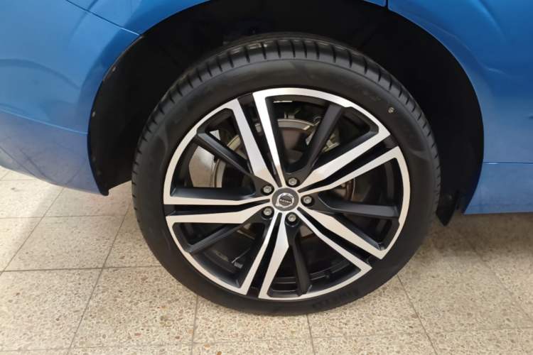 Used Volvo XC60 New Energy 2021 T8 E-Drive Hybrid Smart & Dynamic Edition Right Rear Wheel Hub