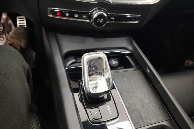 Used Volvo XC60 New Energy 2021 T8 E-Drive Hybrid Smart & Dynamic Edition Gear Lever