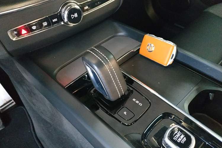 Used Volvo XC60 New Energy 2021 T8 E-Drive Hybrid Smart & Dynamic Edition Gear Lever