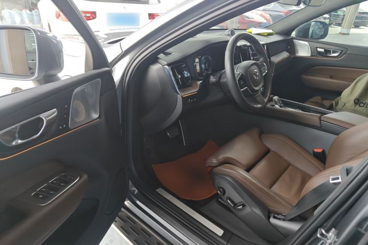 Used Volvo XC60 New Energy 2021 T8 e-Drive Hybrid Luxury Edition Left Front Seat
