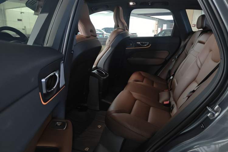 Used Volvo XC60 New Energy 2021 T8 e-Drive Hybrid Luxury Edition Left Rear Seat