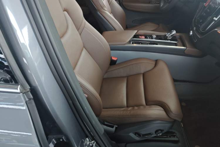 Used Volvo XC60 New Energy 2021 T8 e-Drive Hybrid Luxury Edition Right Front Seat