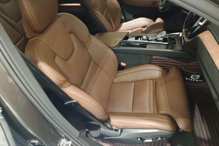 Used Volvo XC60 New Energy 2021 T8 e-Drive Hybrid Luxury Edition Right Front Seat