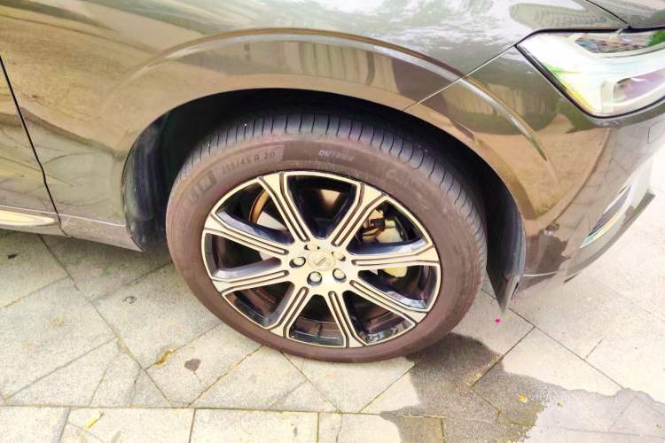 Used Volvo XC60 New Energy 2021 T8 e-Drive Hybrid Luxury Edition Right Front Wheel Hub