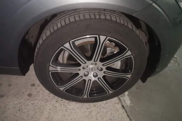 Used Volvo XC60 New Energy 2021 T8 e-Drive Hybrid Luxury Edition Right Front Wheel Hub