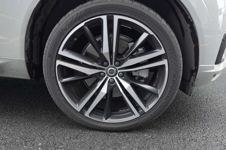 Used Volvo XC60 New Energy 2021 T8 E-Drive Hybrid Smart & Dynamic Edition Right Front Wheel Hub