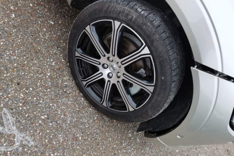 Used Volvo XC60 New Energy 2021 T8 e-Drive Hybrid Luxury Edition Right Front Wheel Hub