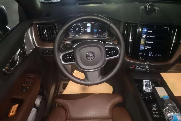 Used Volvo XC60 New Energy 2021 T8 e-Drive Hybrid Luxury Edition Steering Wheel