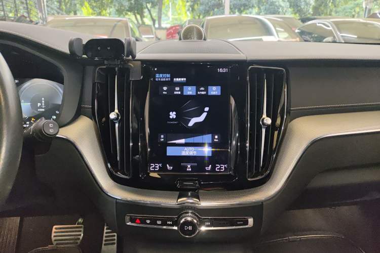 Used Volvo XC60 New Energy 2021 T8 E-Drive Hybrid Smart & Dynamic Edition Audio And AC Panel