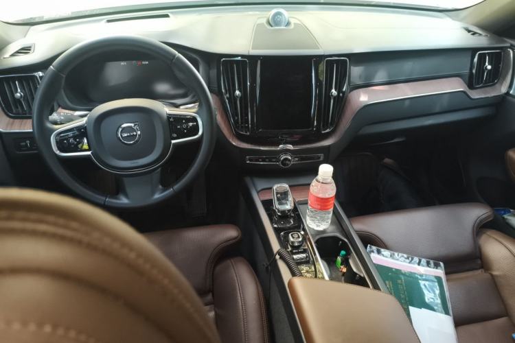 Used Volvo XC60 New Energy 2021 T8 e-Drive Hybrid Luxury Edition Center Console