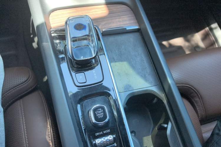 Used Volvo XC60 New Energy 2021 T8 e-Drive Hybrid Luxury Edition Gear Lever