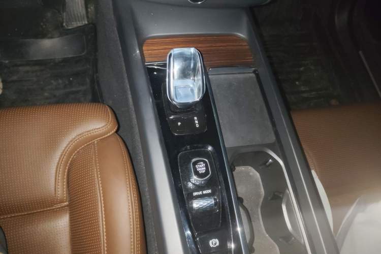 Used Volvo XC60 New Energy 2021 T8 e-Drive Hybrid Luxury Edition Gear Lever