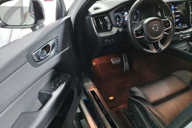 Used Volvo XC60 New Energy 2021 T8 E-Drive Hybrid Smart & Dynamic Edition Interior 3