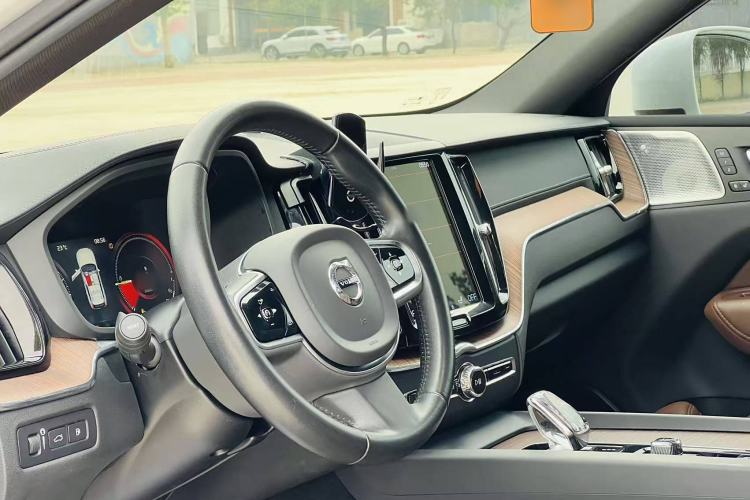 Used Volvo XC60 New Energy 2021 T8 e-Drive Hybrid Luxury Edition Interior 4