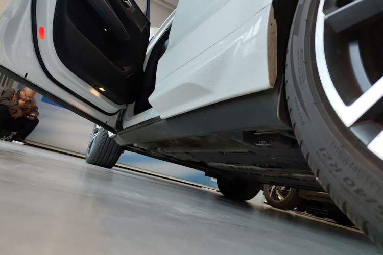 Used Volvo XC60 New Energy 2021 T8 E-Drive Hybrid Smart & Dynamic Edition Left Side Sill