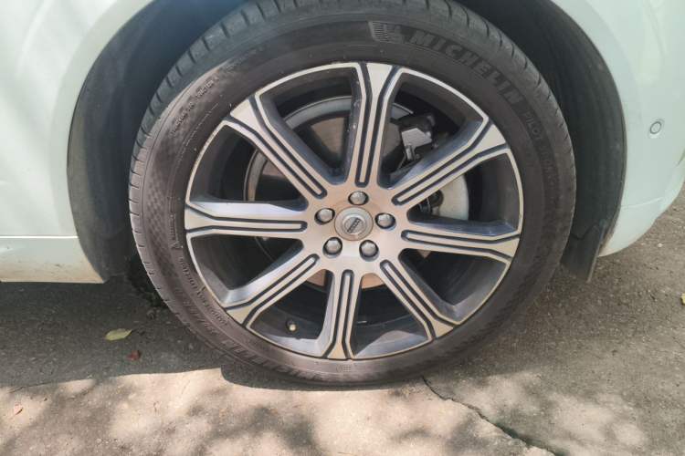 Used Volvo XC60 New Energy 2021 T8 e-Drive Hybrid Luxury Edition Right Front Wheel Hub