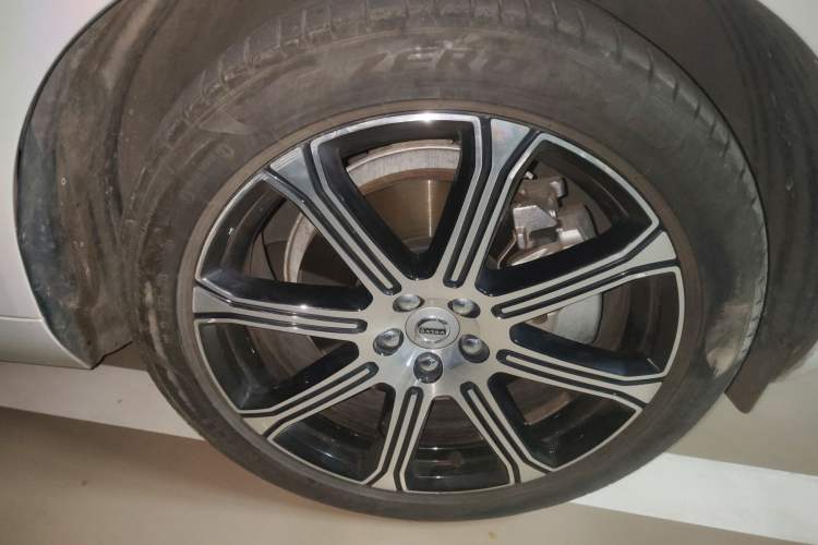 Used Volvo XC60 New Energy 2021 T8 e-Drive Hybrid Luxury Edition Right Front Wheel Hub