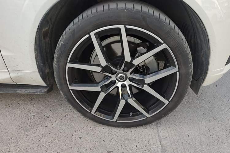 Used Volvo XC60 New Energy 2021 T8 E-Drive Hybrid Smart & Dynamic Edition Right Front Wheel Hub
