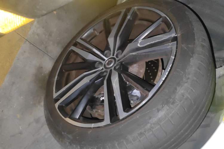 Used Volvo XC60 New Energy 2021 T8 E-Drive Hybrid Smart & Dynamic Edition Right Front Wheel Hub