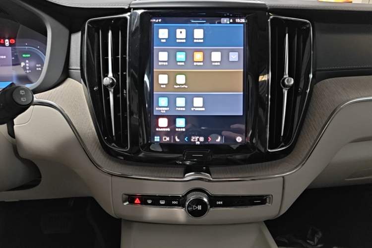 Used Volvo XC60 New Energy 2022 T8 Plug-in Hybrid Long-Range All-Wheel Drive Zhiyuan Luxury Edition Audio And AC Panel