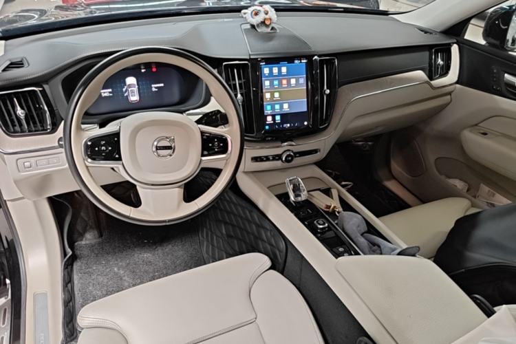 Used Volvo XC60 New Energy 2022 T8 Plug-in Hybrid Long-Range All-Wheel Drive Zhiyuan Luxury Edition Center Console