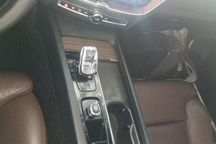 Used Volvo XC60 New Energy 2022 T8 Plug-in Hybrid All-Wheel Drive Smart Luxury Edition Gear Lever
