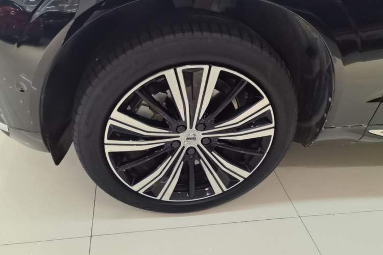 Used Volvo XC60 New Energy 2022 T8 Plug-in Hybrid All-Wheel Drive Smart Luxury Edition Left Front Wheel Hub