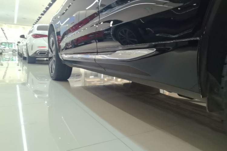 Used Volvo XC60 New Energy 2022 T8 Plug-in Hybrid All-Wheel Drive Smart Luxury Edition Left Side Sill