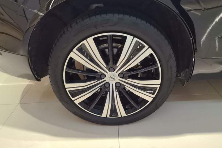 Used Volvo XC60 New Energy 2022 T8 Plug-in Hybrid All-Wheel Drive Smart Luxury Edition Right Rear Wheel Hub